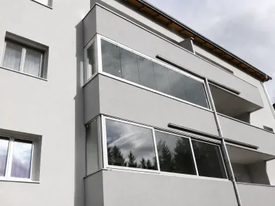Balkonverglasung – rahmenlose Glaselemente am Balkon