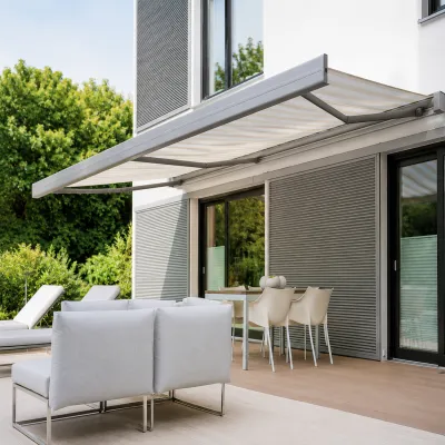 Markise über der Terrasse